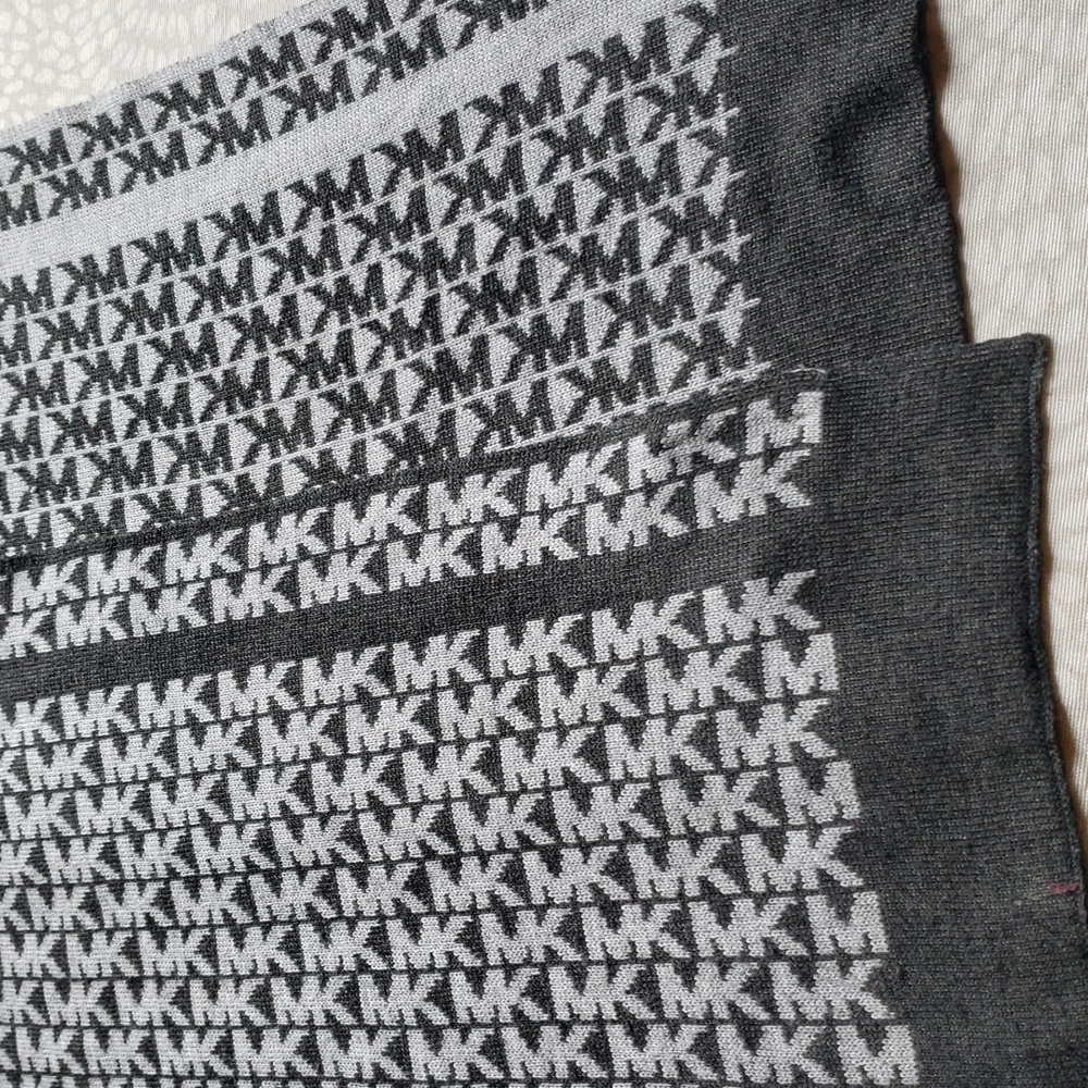 Michael Kors Signature Gray Scarf - Picture 4 of 7